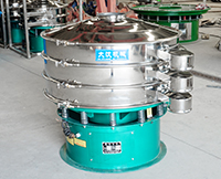 旋振篩多采用立式振動(dòng)電機(jī)作為激振來(lái)源，利用偏心塊的夾角的不同實(shí)現(xiàn)物料在篩網(wǎng)上運(yùn)動(dòng)的軌跡調(diào)整。