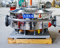 直排篩可分為單雙振動(dòng)源兩種，但其電機(jī)是懸掛在振動(dòng)篩框的外側(cè)，振動(dòng)理相對(duì)比較大。