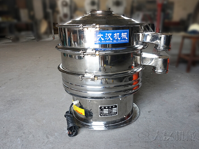 醫(yī)藥振動篩主要采用的是304不銹鋼振動篩，優(yōu)勢：設(shè)備干凈衛(wèi)生，不易生銹，使用壽命長久，經(jīng)久耐用。
